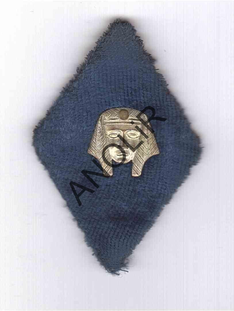 1914: Sphinx métallique sur losange de bras.